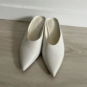 Vince size 8 pointed toe mules